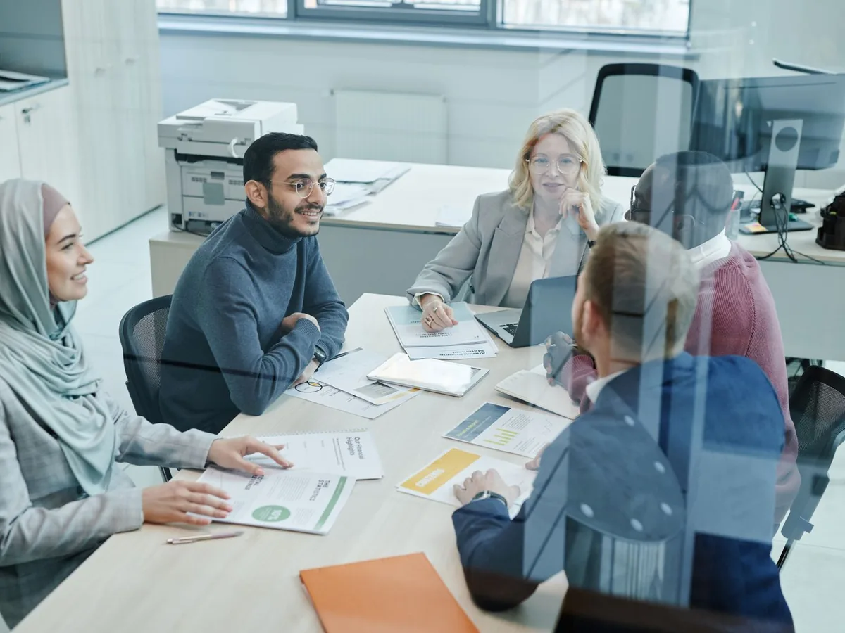 Un team al lavoro in una riunione in ufficio